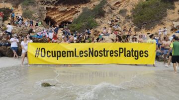 Manifestación en Caló des Moro, Mallorca, contra la masificación del turismo 