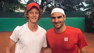 Jannik Sinner y Roger Federer en 2019