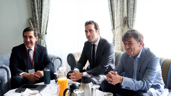 El presidente del BBVA, Carlos Torres Vila; el ministro de Economía, Comercio y Empresa, Carlos Cuerpo; y el rector de la Universidad Internacional Menéndez Pelayo, Carlos Andradas El presidente del BBVA, Carlos Torres Vila; el ministro de Economía, Comercio y Empresa, Carlos Cuerpo; y el rector de la Universidad Internacional Menéndez Pelayo, Carlos Andradas