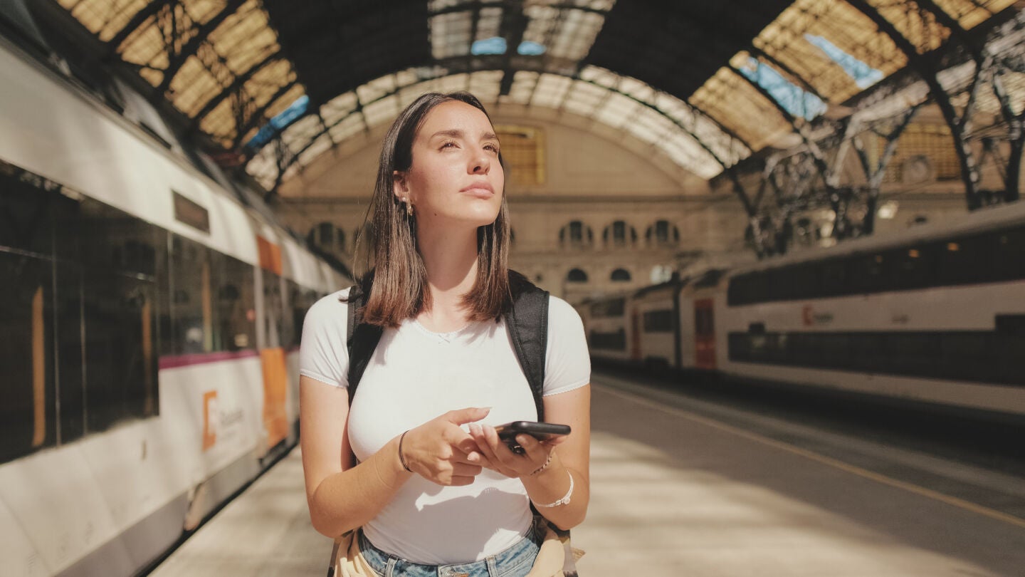 Chica joven viajando en tren