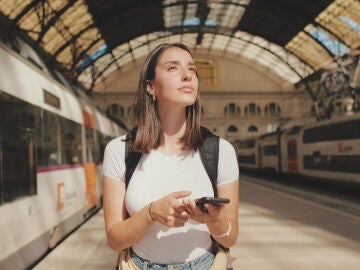 Chica joven viajando en tren