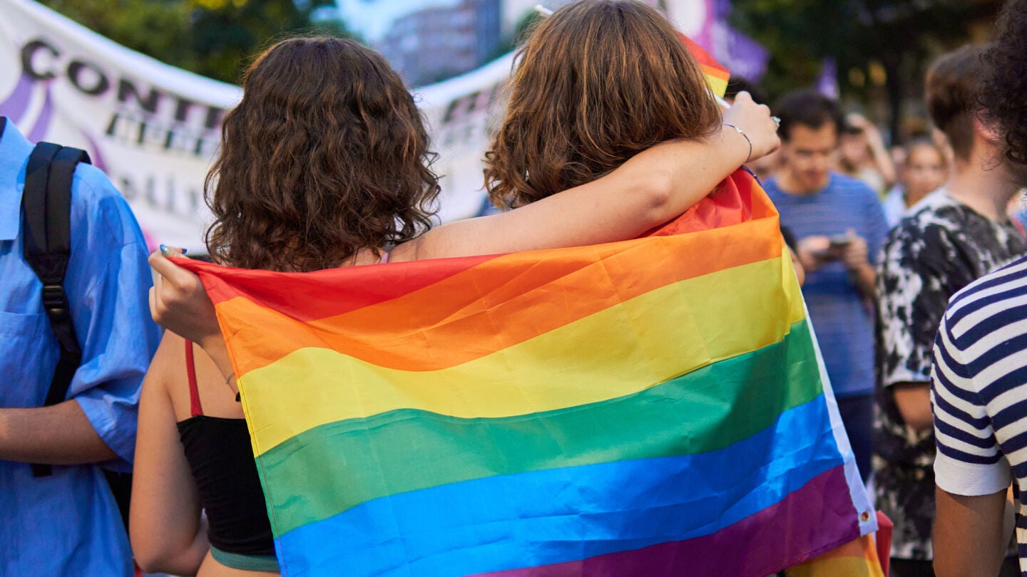 Dos chicas celebrando el Orgullo de Madrid 2024