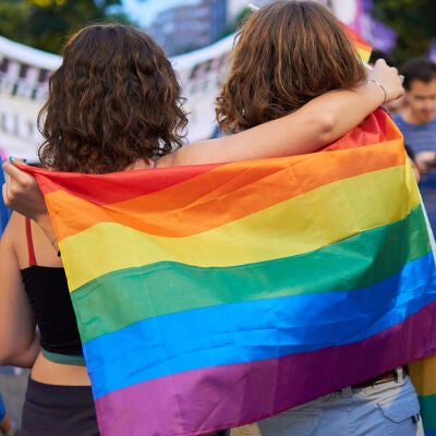 Dos chicas celebrando el Orgullo de Madrid 2024