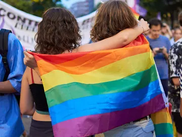 Dos chicas celebrando el Orgullo de Madrid 2024 Dos chicas celebrando el Orgullo de Madrid 2024