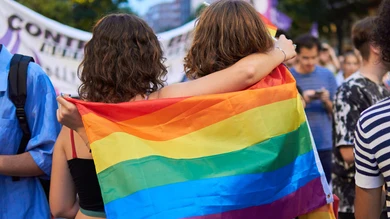 Dos chicas celebrando el Orgullo de Madrid 2024 Dos chicas celebrando el Orgullo de Madrid 2024