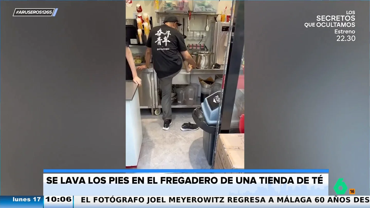 Señor se lava los pies en el fregadero de una tienda de tés Señor se lava los pies en el fregadero de una tienda de tés