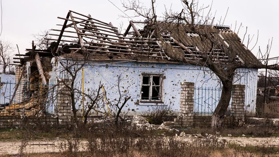 Imagen de archivo de una casa destruida en Jersón, Ucrania Imagen de archivo de una casa destruida en Jersón, Ucrania