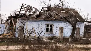  Imagen de archivo de una casa destruida en Jersón, Ucrania 
