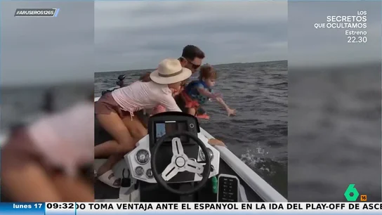 Aruseros padre tira de la lancha a su hijo Aruseros padre tira de la lancha a su hijo