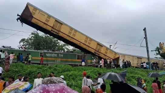 Un tren de mercancías se choca con otro de pasajeros en la India. Un tren de mercancías se choca con otro de pasajeros en la India.