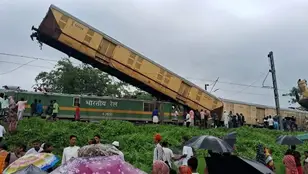 Un tren de mercancías se choca con otro de pasajeros en la India.