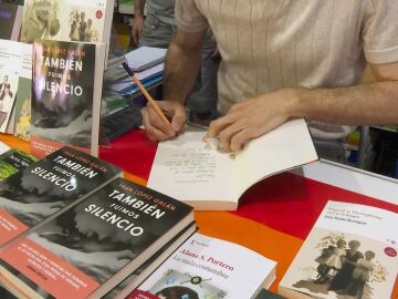 Fran López Galán firman su libro 'También fuimos silencio'