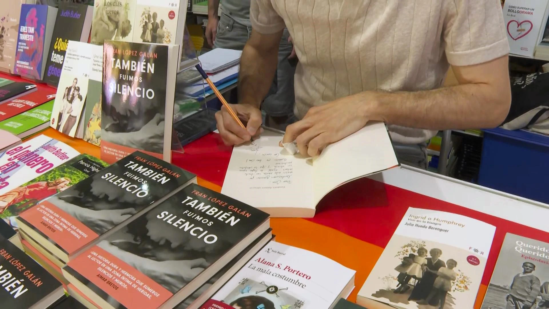 Fran López Galán firman su libro 'También fuimos silencio'