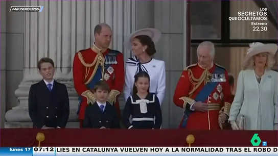 Kate Middleton ha reaparecido tras medio año apartada de la vida pública por su tratamiento contra el cáncer. En este vídeo puedes ver su aparición con sus hijos y el príncipe Guillermo en el desfile para celebrar el cumpleaños del rey. Kate Middleton ha reaparecido tras medio año apartada de la vida pública por su tratamiento contra el cáncer. En este vídeo puedes ver su aparición con sus hijos y el príncipe Guillermo en el desfile para celebrar el cumpleaños del rey.