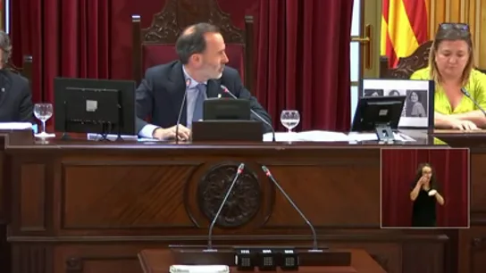 El presidente del Parlament balear (Vox) rompe una foto de víctimas fusiladas por el franquismo y expulsa a diputadas socialistas El presidente del Parlament balear (Vox) rompe una foto de víctimas fusiladas por el franquismo y expulsa a diputadas socialistas