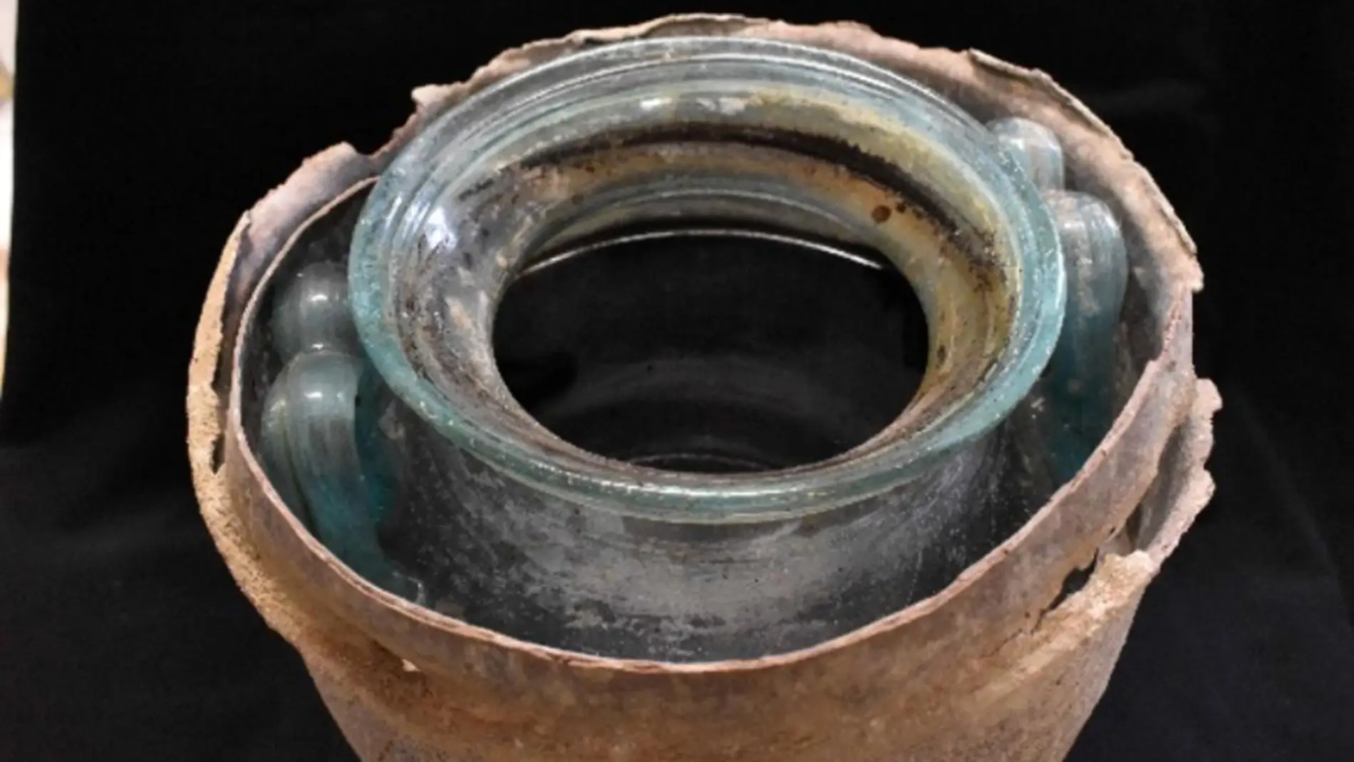 Urna y líquido usados para sumergir los restos óseos durante los rituales funerarios Urna y líquido usados para sumergir los restos óseos durante los rituales funerarios