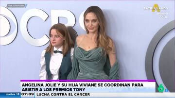 Angelina Jolie y su hija Vivienne ganan el Premio a Mejor Musical por 'Outsiders' en los Premios Tony