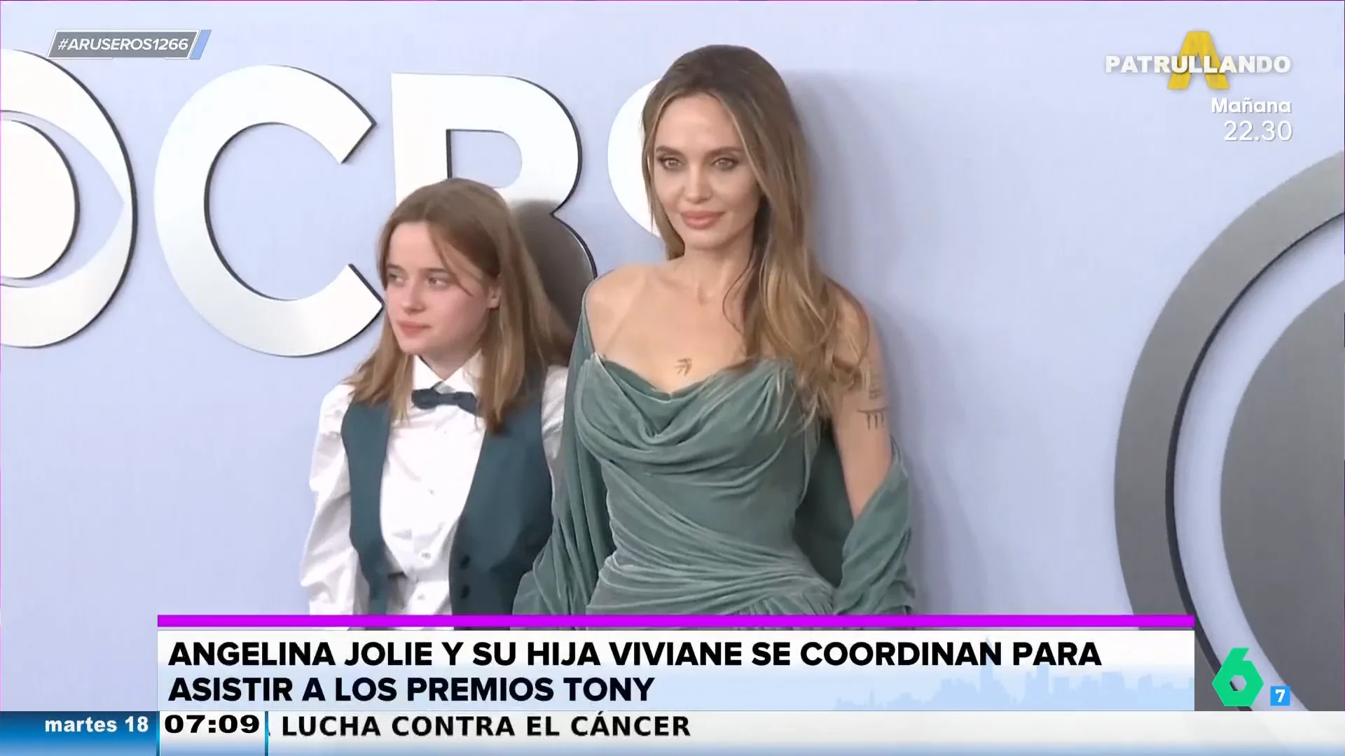 Angelina Jolie y su hija Vivienne ganan el Premio a Mejor Musical por 'Outsiders' en los Premios Tony