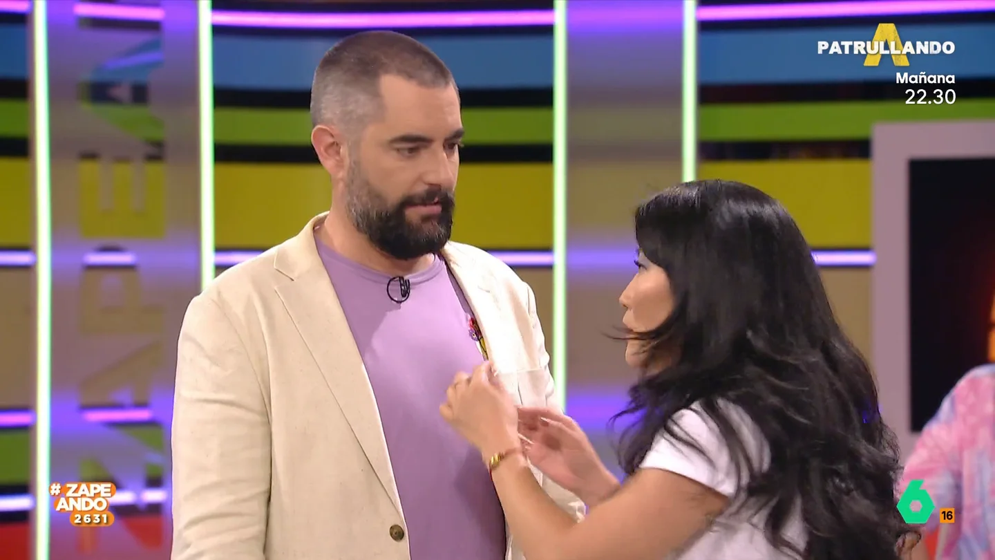 Dani Mateo valora el truco de Jiaping para usar un rallador sin mancharlo: "No es de los que más me ha gustado" Dani Mateo valora el truco de Jiaping para usar un rallador sin mancharlo: "No es de los que más me ha gustado"