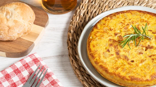 Una tortilla de patatas ya lista para degustar. Una tortilla de patatas ya lista para degustar.