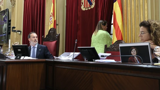 El presidente del Parlament, Gabriel Le Senne (Vox), y la vicepresidenta segunda de la Mesa, Mercedes Garrido, durante una sesión plenaria tensa con expulsión de diputados. El presidente del Parlament, Gabriel Le Senne (Vox), y la vicepresidenta segunda de la Mesa, Mercedes Garrido, durante una sesión plenaria tensa con expulsión de diputados.