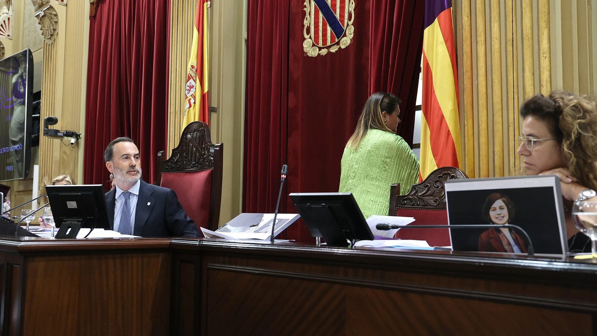 El presidente del Parlament, Gabriel Le Senne (Vox), y la vicepresidenta segunda de la Mesa, Mercedes Garrido, durante una sesión plenaria tensa con expulsión de diputados.