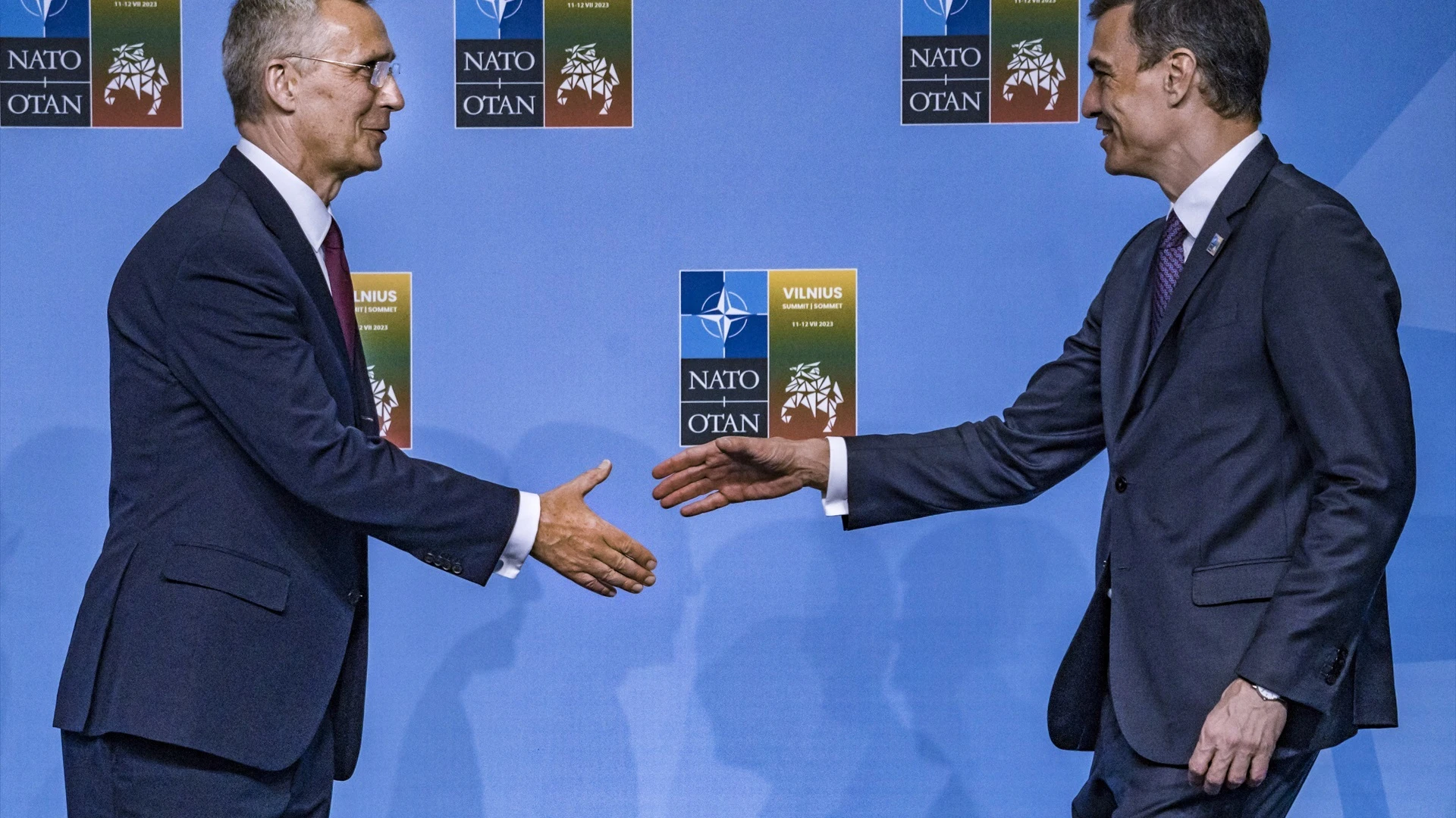 Jens Stoltenberg, secretario general de la OTAN, junto a Pedro Sánchez, en la Cumbre de la OTAN en Vilna