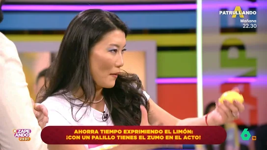 Jiaping enseña cómo hacer zumo de limón rápido y sin necesidad de partirlo por la mitad Jiaping enseña cómo hacer zumo de limón rápido y sin necesidad de partirlo por la mitad