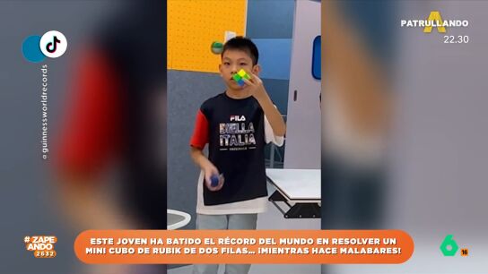 Un ni&ntilde;o ha logrado batir un curioso r&eacute;cord: resuelve el dado de Rubik en 10 segundos mientras hace malabares