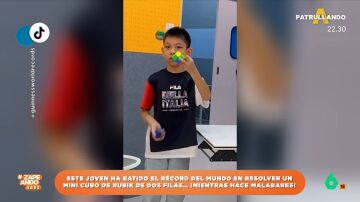 Un niño ha logrado batir un curioso récord: resuelve el dado de Rubik en 10 segundos mientras hace malabares