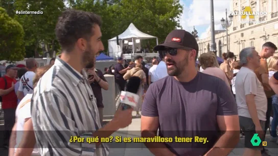 Un turista estadounidense explica a Isma Juárez por qué no quiere que EEUU tenga rey: "Nos gusta la democracia" Un turista estadounidense explica a Isma Juárez por qué no quiere que EEUU tenga rey: "Nos gusta la democracia"