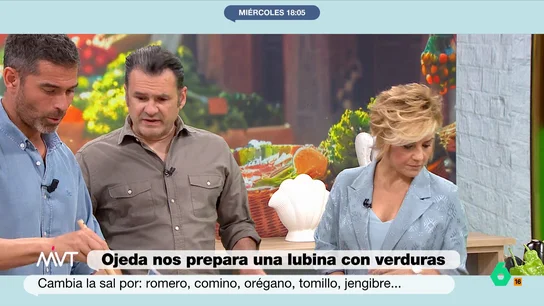 Iñaki López, a Pablo Ojeda sobre los gramos que podemos tomar de sal y sodio Pablo Ojeda explica en este vídeo diferentes formas para controlar la sal que tomamos en nuestras comidas y advierte que en algunos productos ya solo aparece la cantidad de sodio, de lo que solo podríamos tomar unos 2,5 gramos al día.