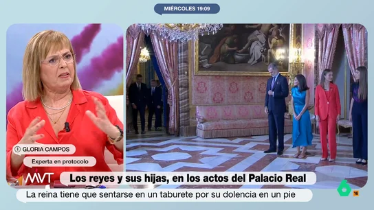 Una experta en protocolo desvela un detalle de la reina Letizia en los besamanos Más Vale Tarde analiza el besamanos de los reyes de España durante los actos por la proclamación de Felipe VI con Gloria Campos, experta en protocolo, que en este vídeo desvela por qué se hacen descansos y que los monarcas "llevan toallitas".