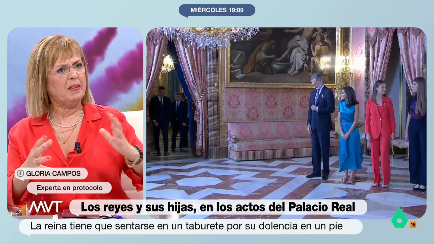 Una experta en protocolo desvela un detalle de la reina Letizia en los besamanos Más Vale Tarde analiza el besamanos de los reyes de España durante los actos por la proclamación de Felipe VI con Gloria Campos, experta en protocolo, que en este vídeo desvela por qué se hacen descansos y que los monarcas "llevan toallitas".