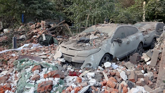Coches aplastados por los escombros aparecen fotografiados frente a un bloque de pisos dañado por el ataque con misiles rusos durante la noche en el distrito Novobavarskyi de Járkiv Coches aplastados por los escombros aparecen fotografiados frente a un bloque de pisos dañado por el ataque con misiles rusos durante la noche en el distrito Novobavarskyi de Járkiv