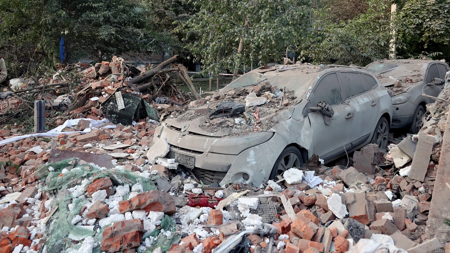 Coches aplastados por los escombros aparecen fotografiados frente a un bloque de pisos dañado por el ataque con misiles rusos durante la noche en el distrito Novobavarskyi de Járkiv Coches aplastados por los escombros aparecen fotografiados frente a un bloque de pisos dañado por el ataque con misiles rusos durante la noche en el distrito Novobavarskyi de Járkiv