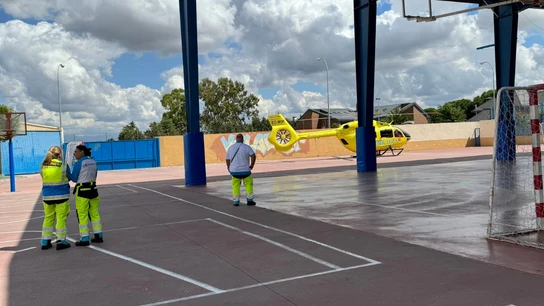 Momento en el que la niña es trasladada en helicóptero. Momento en el que la niña es trasladada en helicóptero.