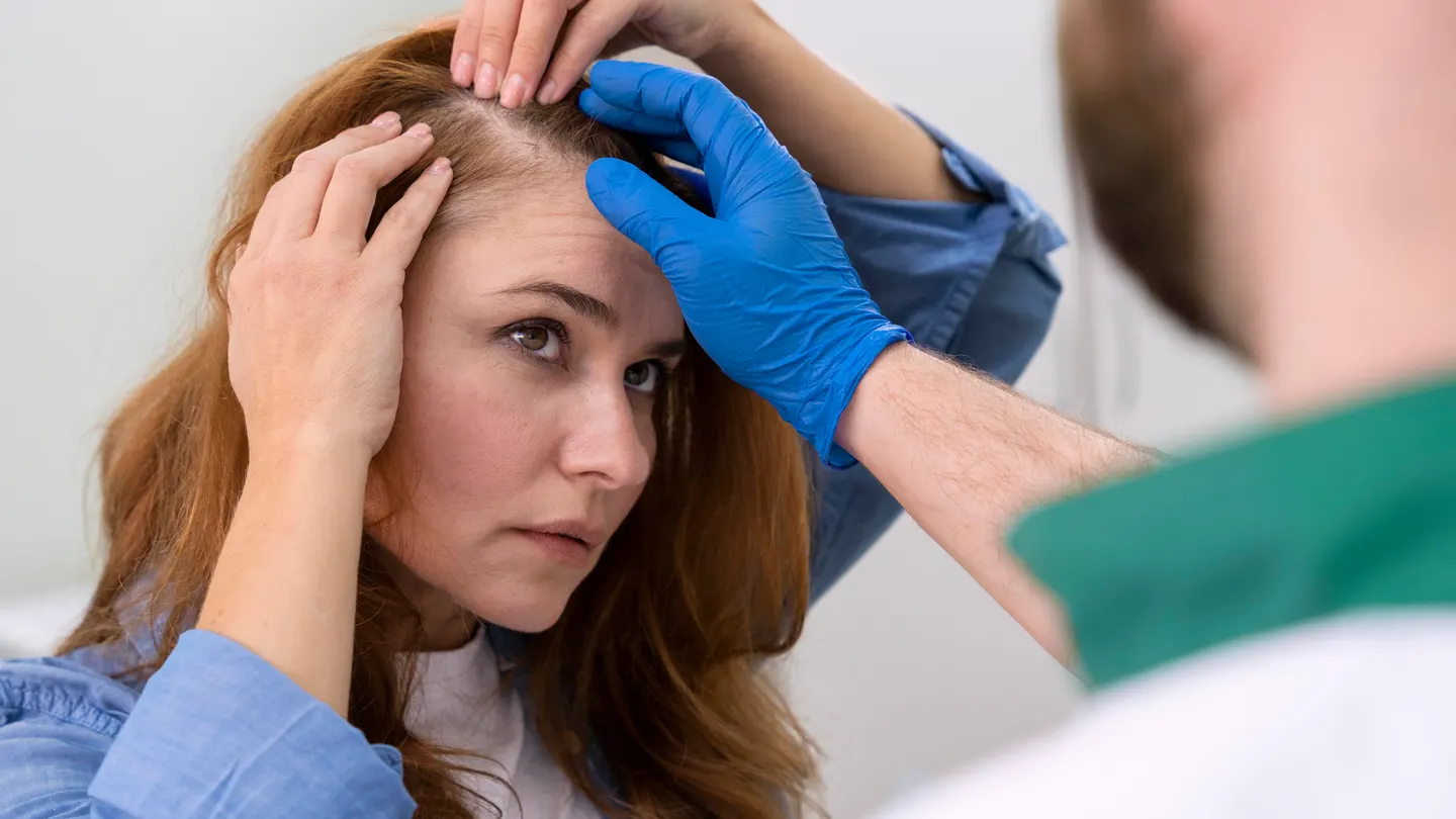 Una consulta dermatológica sobre el cabello. Una consulta dermatológica sobre el cabello.
