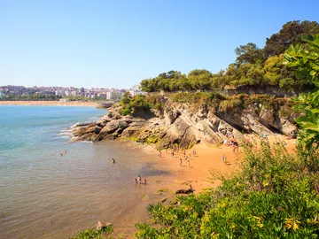 Playa de Los Molinucos, en Santander Playa de Los Molinucos, en Santander