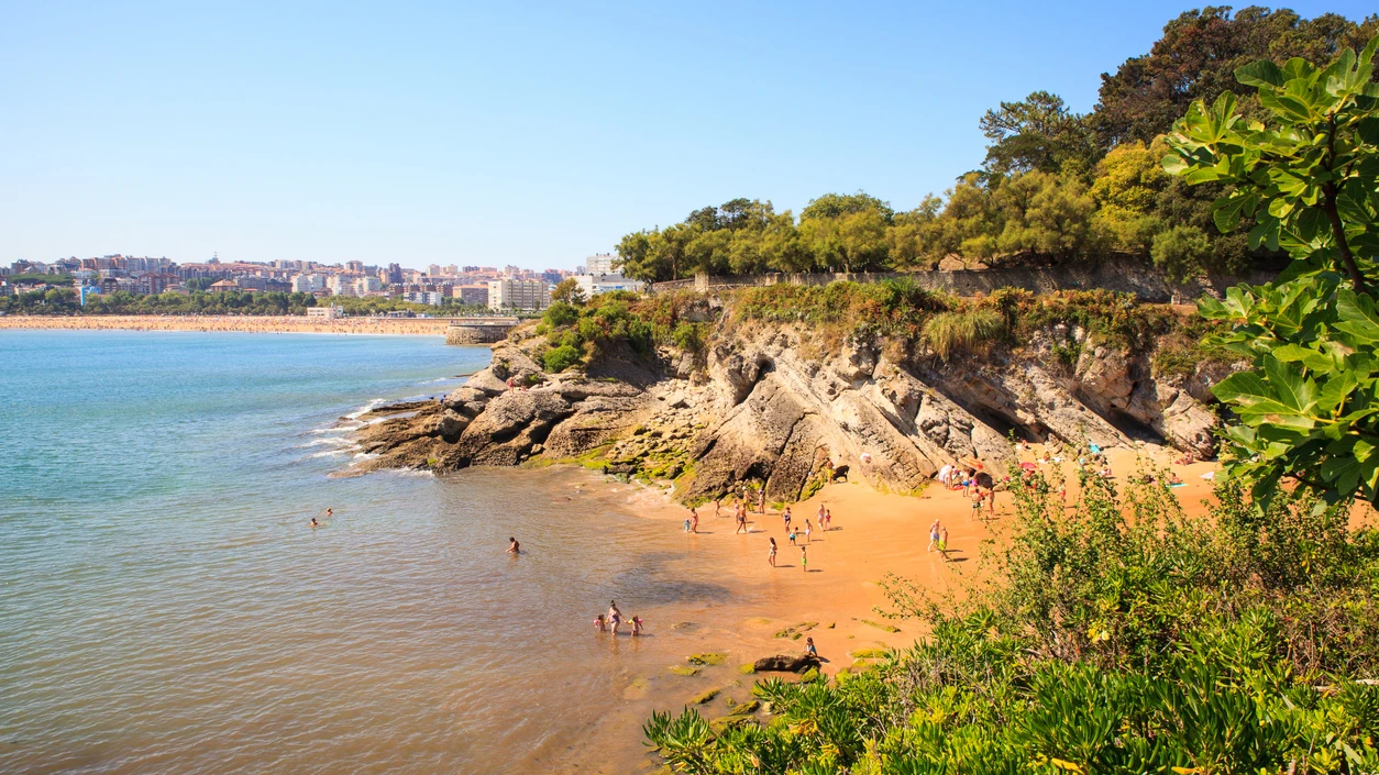Playa de Los Molinucos, en Santander Playa de Los Molinucos, en Santander