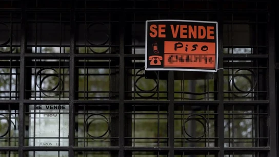 Archivo. Cartel de 'Se vende' en un edificio. Archivo. Cartel de 'Se vende' en un edificio.