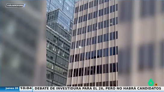 Llueven sillas desde un rascacielos de Manhattan a plena luz del día poniendo en peligro la vida de los viandantes Llueven sillas desde un rascacielos de Manhattan a plena luz del día poniendo en peligro la vida de los viandantes