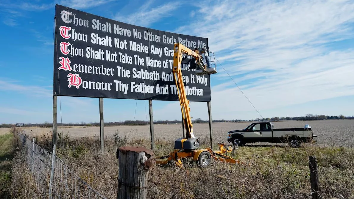 Valla publicitaria en Ohio con parte de los Diez Mandamientos (Archivo)