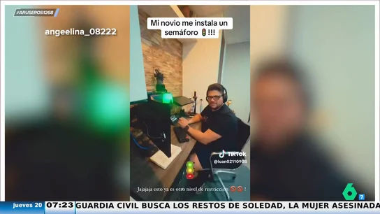 Su novio le coloca un semáforo en la habitación para indicarle cuando puede pasar sin molestarle Su novio le coloca un semáforo en la habitación para indicarle cuando puede pasar sin molestarle