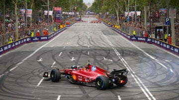 Carlos Sainz con el Ferrari en las calles de Barcelona