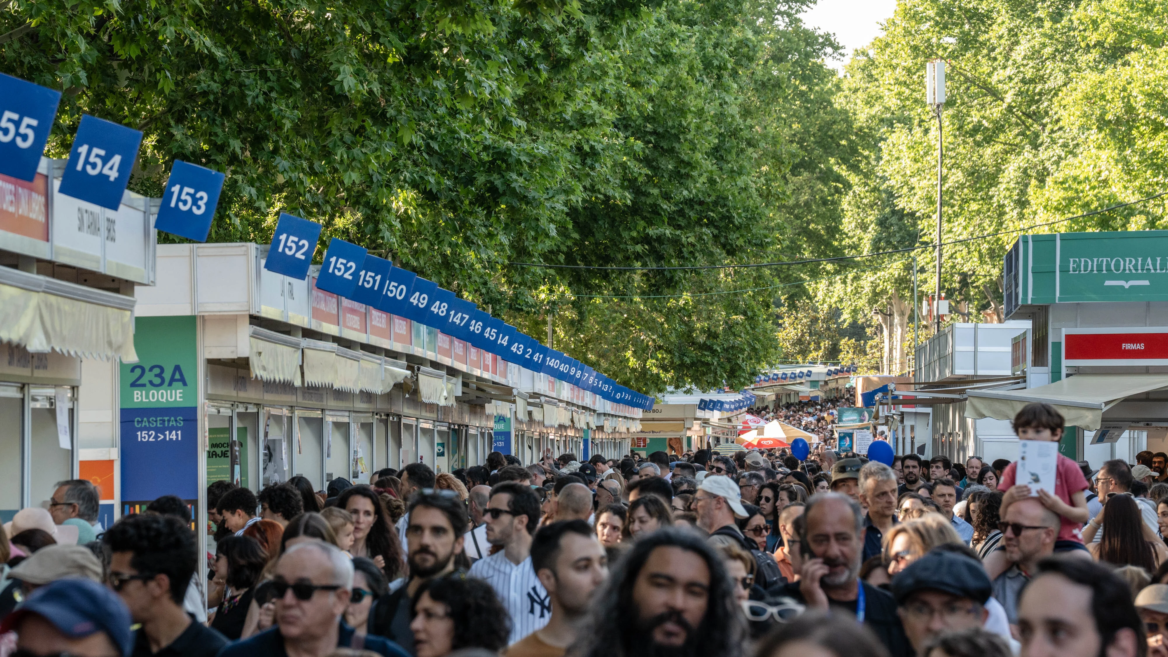 Ambiente durante la 83ª edición de la Feria del Libro de Madrid, en el Parque del Retiro, a 1 de junio de 2024