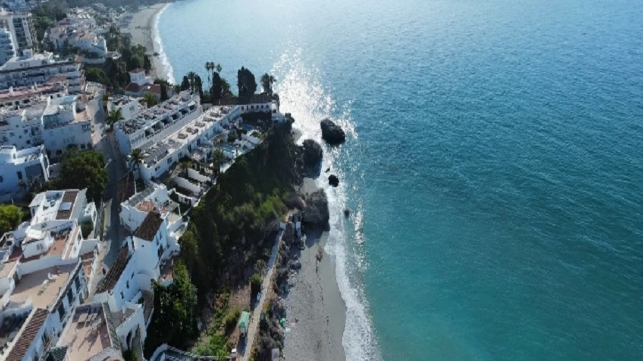 Playa del Carabeo en Nerja (Málaga).