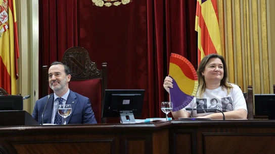 El presidente del Parlament, Gabriel Le Senne, y la vicepresidenta segunda del Parlament, Mercedes Garrido, durante el pleno. El presidente del Parlament, Gabriel Le Senne, y la vicepresidenta segunda del Parlament, Mercedes Garrido, durante el pleno.