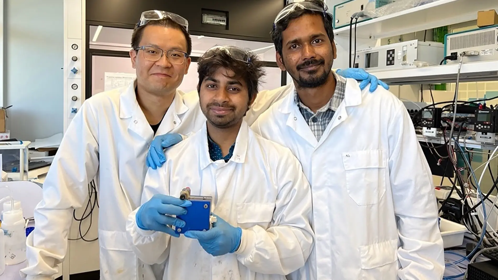 Investigadores del ICFO con el dispositivo Investigadores del ICFO con el dispositivo