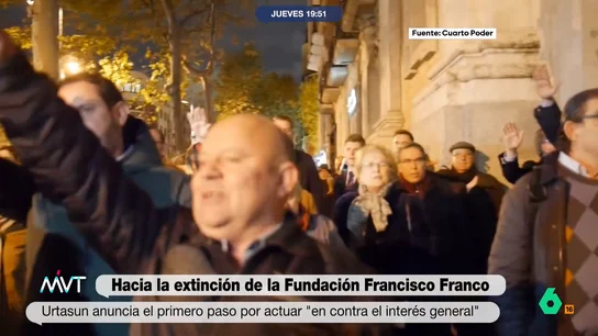 Iñaki López, al ver la media de edad de un grupo de franquistas cantando el 'cara al sol' Más Vale Tarde analiza el inicio de los trámites por parte del Gobierno para la extinción de la Fundación Francisco Franco, así como la reacción de García-Gallardo desde Vox. La respuesta de Iñaki López, en este vídeo.